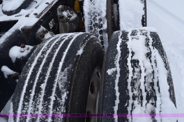 image for item E6253 2000 Kenworth T600 semi truck