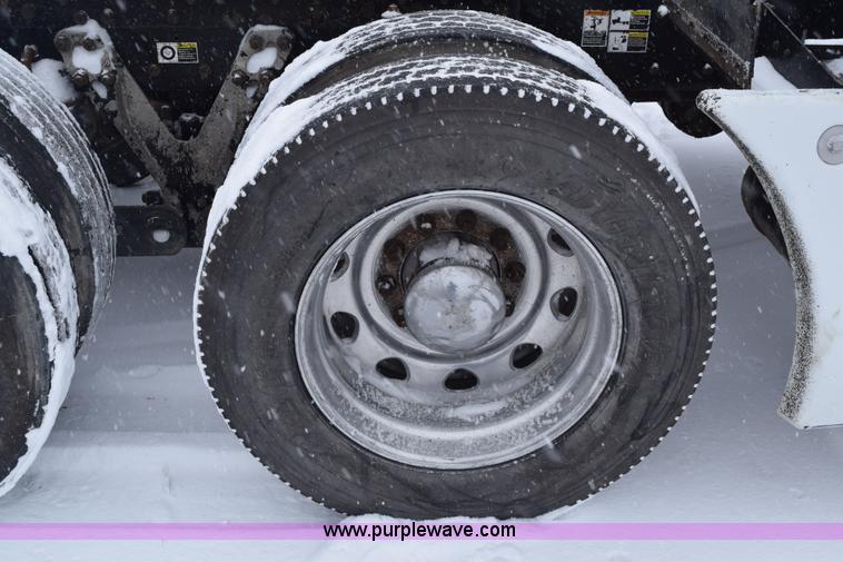 image for item E6253 2000 Kenworth T600 semi truck