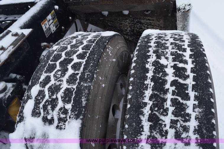 image for item E6253 2000 Kenworth T600 semi truck