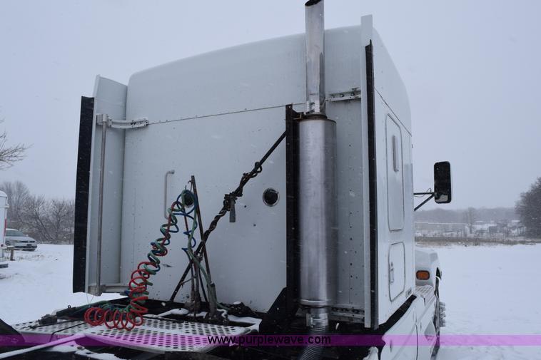 image for item E6253 2000 Kenworth T600 semi truck