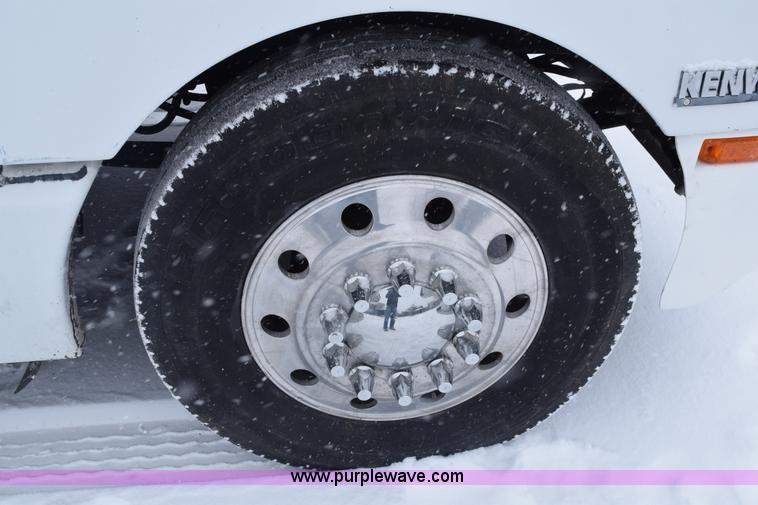 image for item E6253 2000 Kenworth T600 semi truck