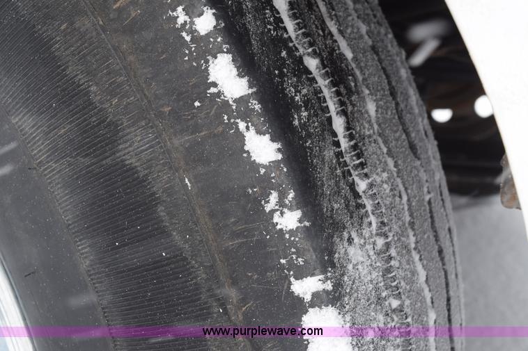 image for item E6253 2000 Kenworth T600 semi truck