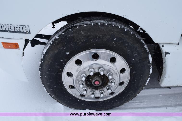 image for item E6253 2000 Kenworth T600 semi truck