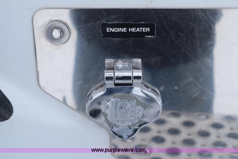 image for item E6253 2000 Kenworth T600 semi truck