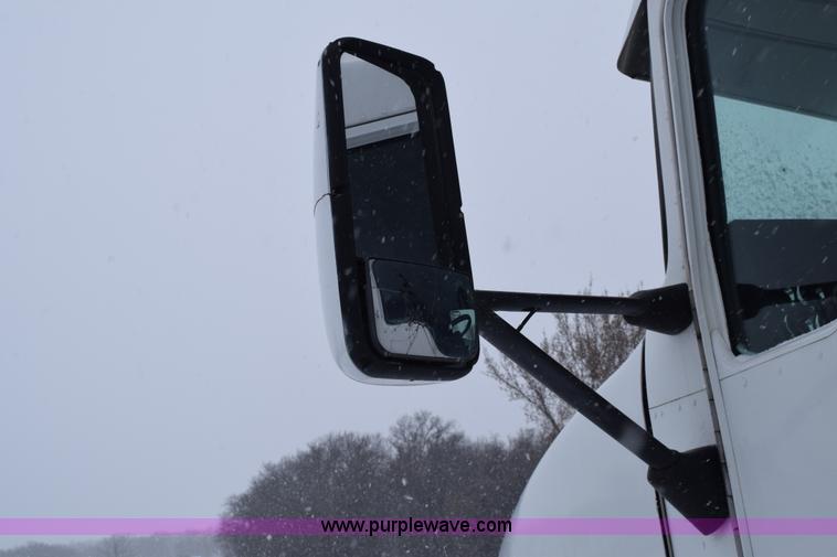 image for item E6253 2000 Kenworth T600 semi truck