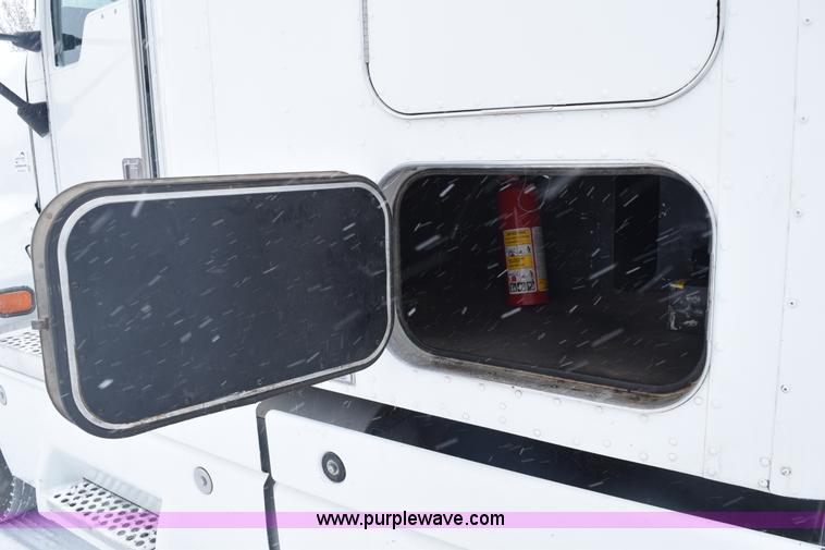 image for item E6253 2000 Kenworth T600 semi truck