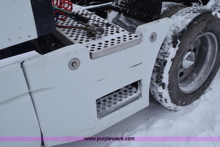 image for item E6253 2000 Kenworth T600 semi truck