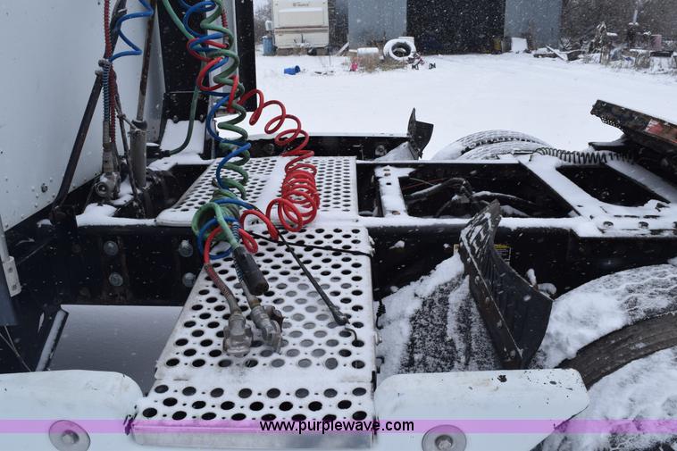 image for item E6253 2000 Kenworth T600 semi truck