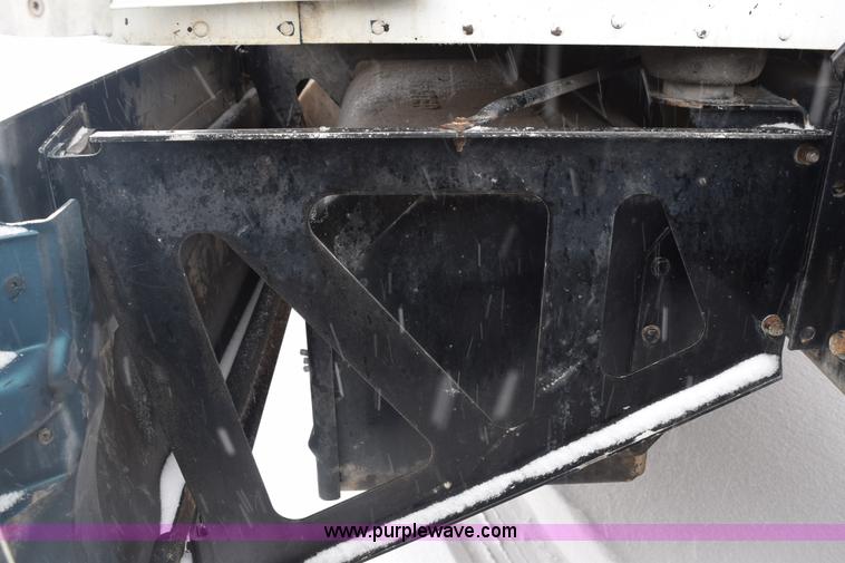 image for item E6253 2000 Kenworth T600 semi truck