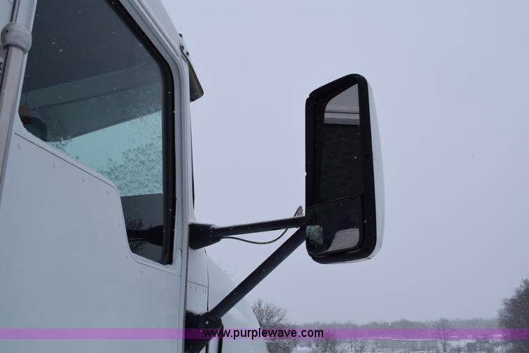 image for item E6253 2000 Kenworth T600 semi truck