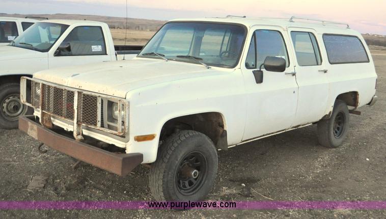 image for item F2218 1990 GMC Suburban 1500 SUV