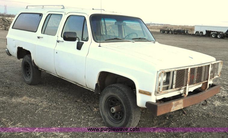 image for item F2218 1990 GMC Suburban 1500 SUV