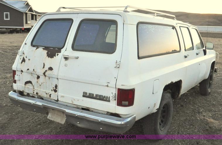 image for item F2218 1990 GMC Suburban 1500 SUV