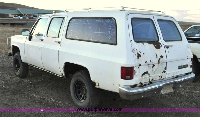 image for item F2218 1990 GMC Suburban 1500 SUV