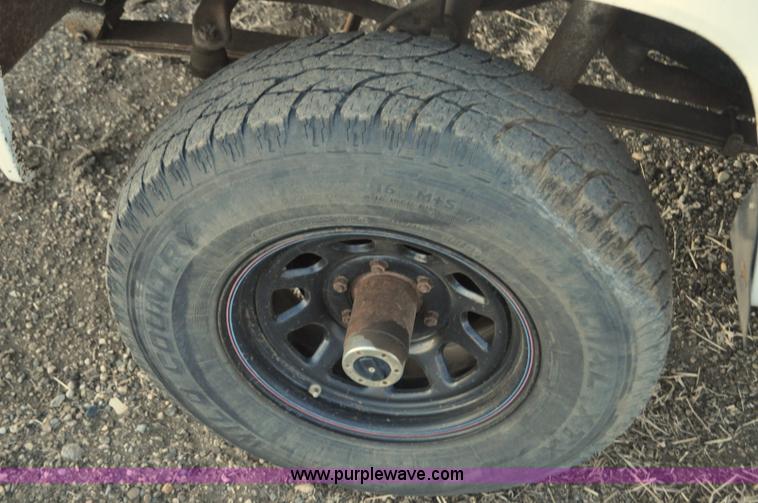 image for item F2218 1990 GMC Suburban 1500 SUV