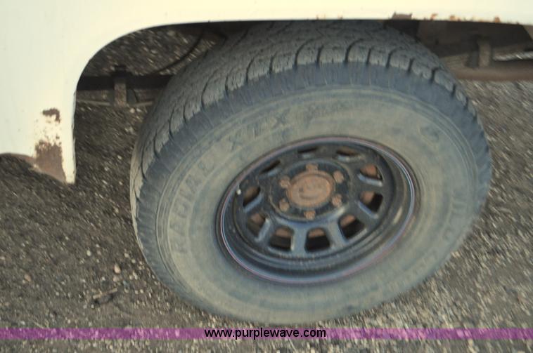 image for item F2218 1990 GMC Suburban 1500 SUV