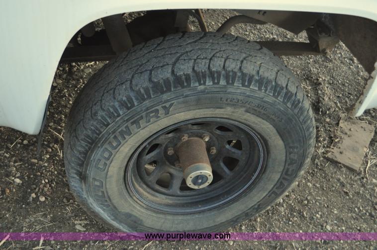 image for item F2218 1990 GMC Suburban 1500 SUV