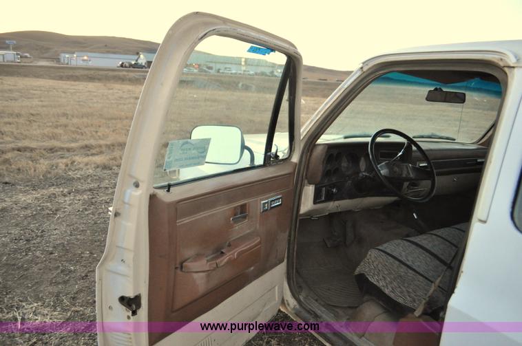 image for item F2218 1990 GMC Suburban 1500 SUV