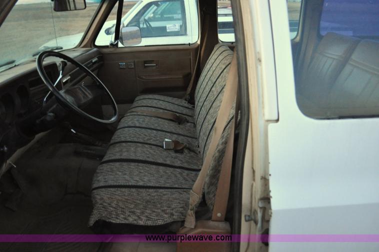 image for item F2218 1990 GMC Suburban 1500 SUV