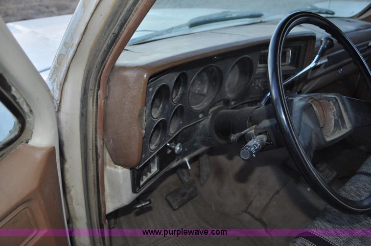 image for item F2218 1990 GMC Suburban 1500 SUV