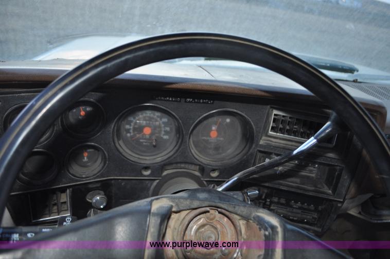 image for item F2218 1990 GMC Suburban 1500 SUV