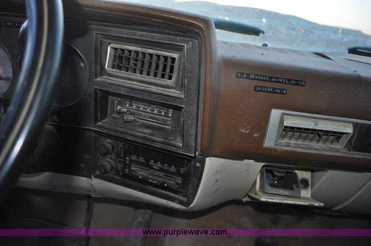 image for item F2218 1990 GMC Suburban 1500 SUV