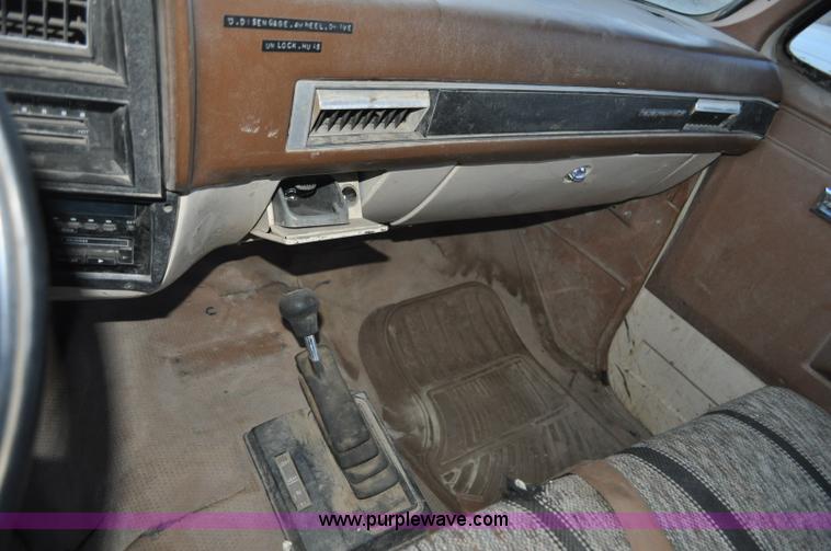 image for item F2218 1990 GMC Suburban 1500 SUV