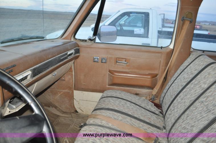 image for item F2218 1990 GMC Suburban 1500 SUV