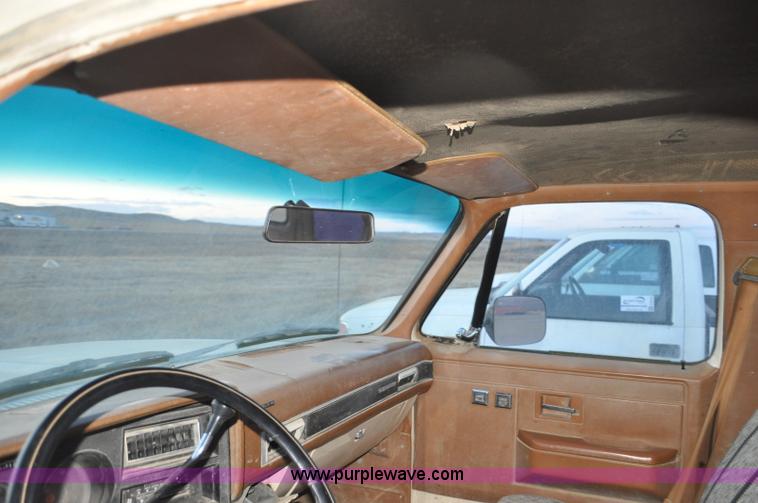 image for item F2218 1990 GMC Suburban 1500 SUV