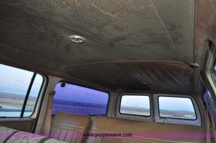 image for item F2218 1990 GMC Suburban 1500 SUV