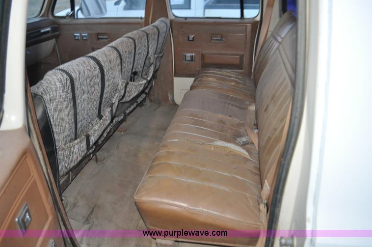 image for item F2218 1990 GMC Suburban 1500 SUV