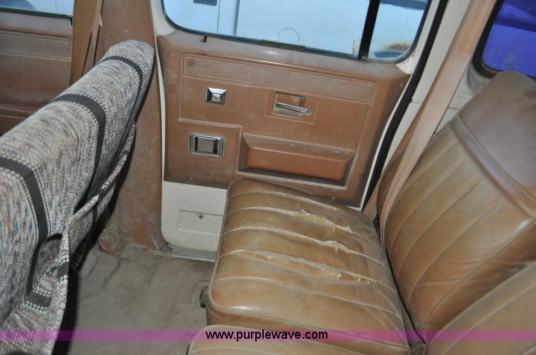 image for item F2218 1990 GMC Suburban 1500 SUV