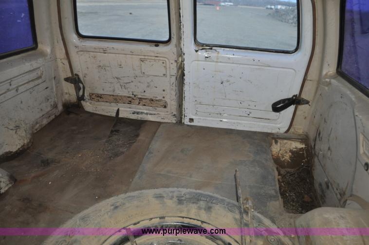 image for item F2218 1990 GMC Suburban 1500 SUV