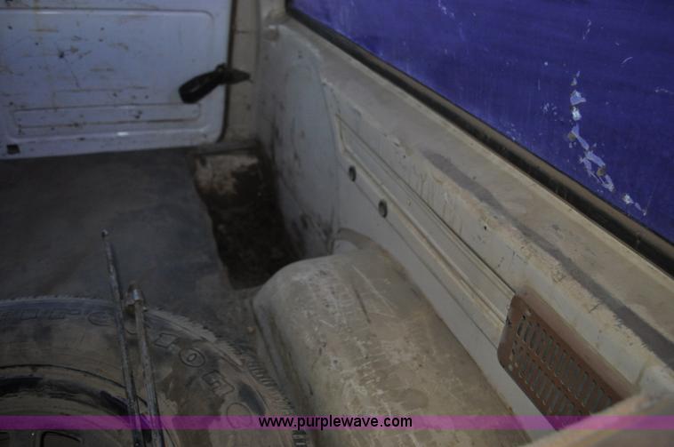 image for item F2218 1990 GMC Suburban 1500 SUV