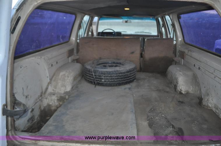 image for item F2218 1990 GMC Suburban 1500 SUV