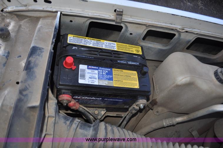 image for item F2218 1990 GMC Suburban 1500 SUV