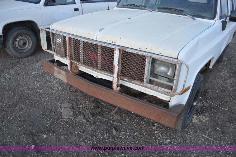image for item F2218 1990 GMC Suburban 1500 SUV