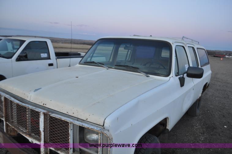 image for item F2218 1990 GMC Suburban 1500 SUV