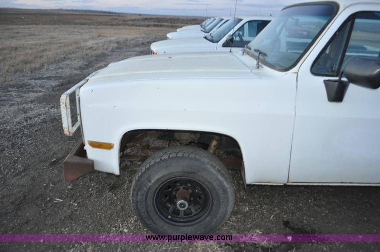 image for item F2218 1990 GMC Suburban 1500 SUV