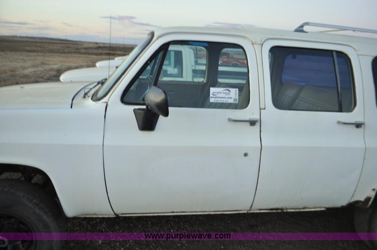 image for item F2218 1990 GMC Suburban 1500 SUV