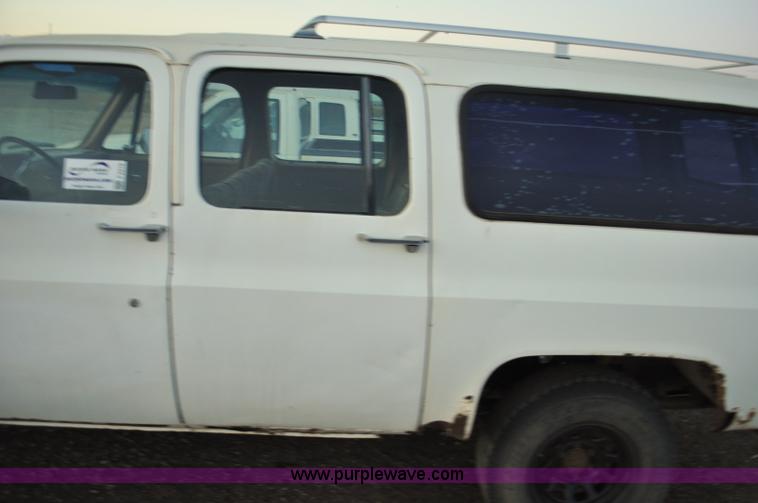 image for item F2218 1990 GMC Suburban 1500 SUV