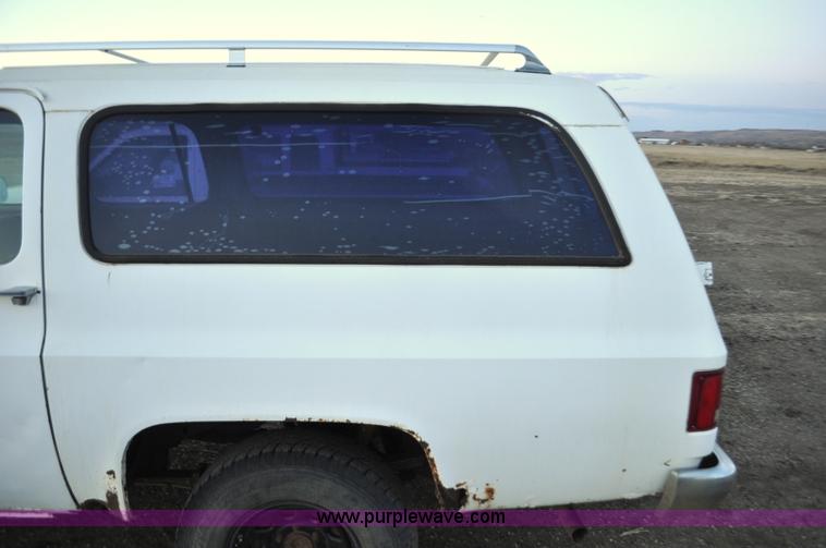 image for item F2218 1990 GMC Suburban 1500 SUV