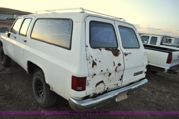 image for item F2218 1990 GMC Suburban 1500 SUV