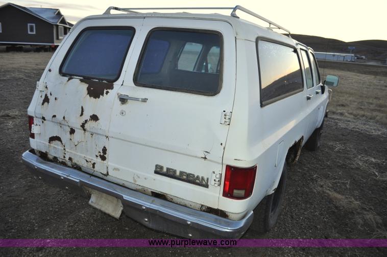 image for item F2218 1990 GMC Suburban 1500 SUV