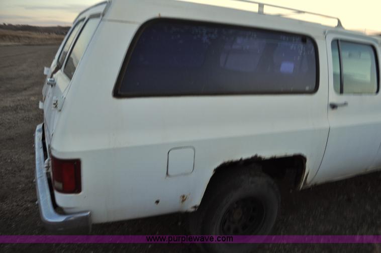 image for item F2218 1990 GMC Suburban 1500 SUV