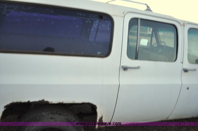 image for item F2218 1990 GMC Suburban 1500 SUV