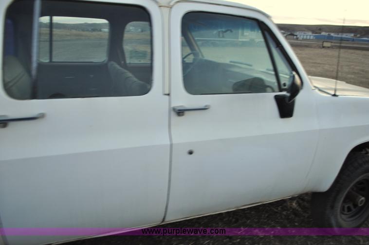 image for item F2218 1990 GMC Suburban 1500 SUV