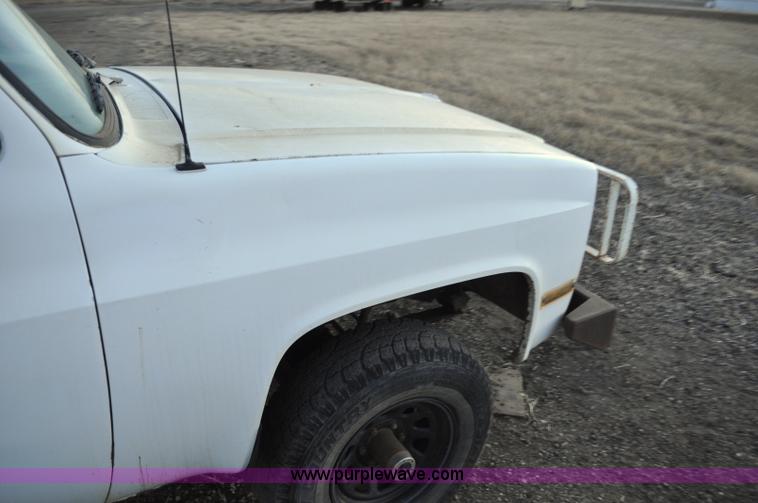 image for item F2218 1990 GMC Suburban 1500 SUV