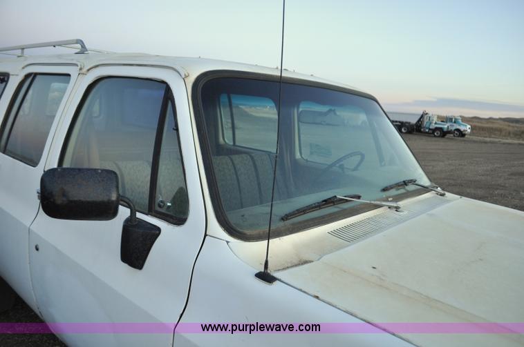 image for item F2218 1990 GMC Suburban 1500 SUV