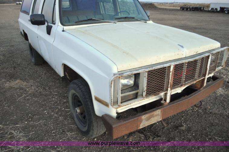 image for item F2218 1990 GMC Suburban 1500 SUV